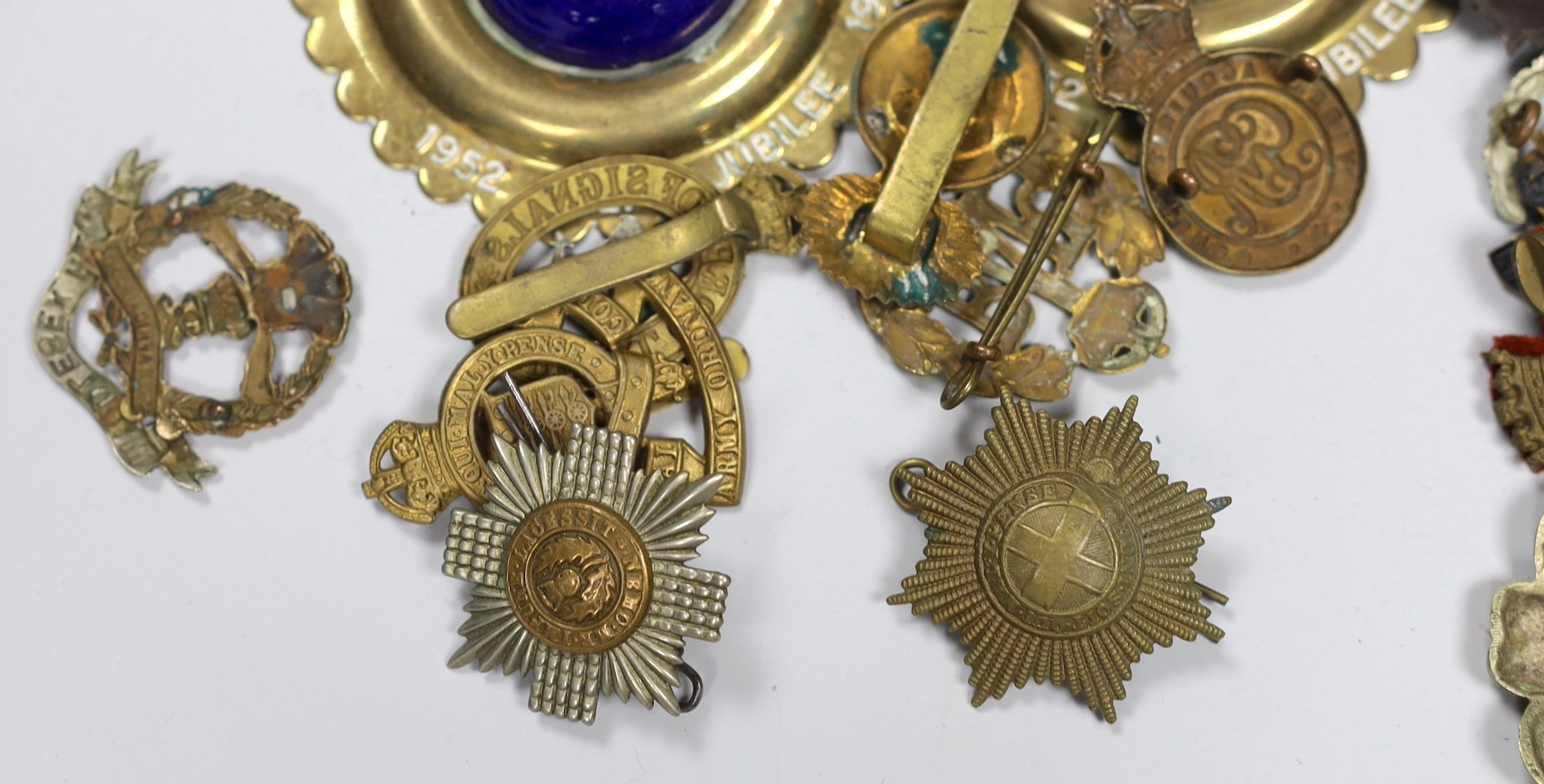 Various military cap badges and 3 horse brasses